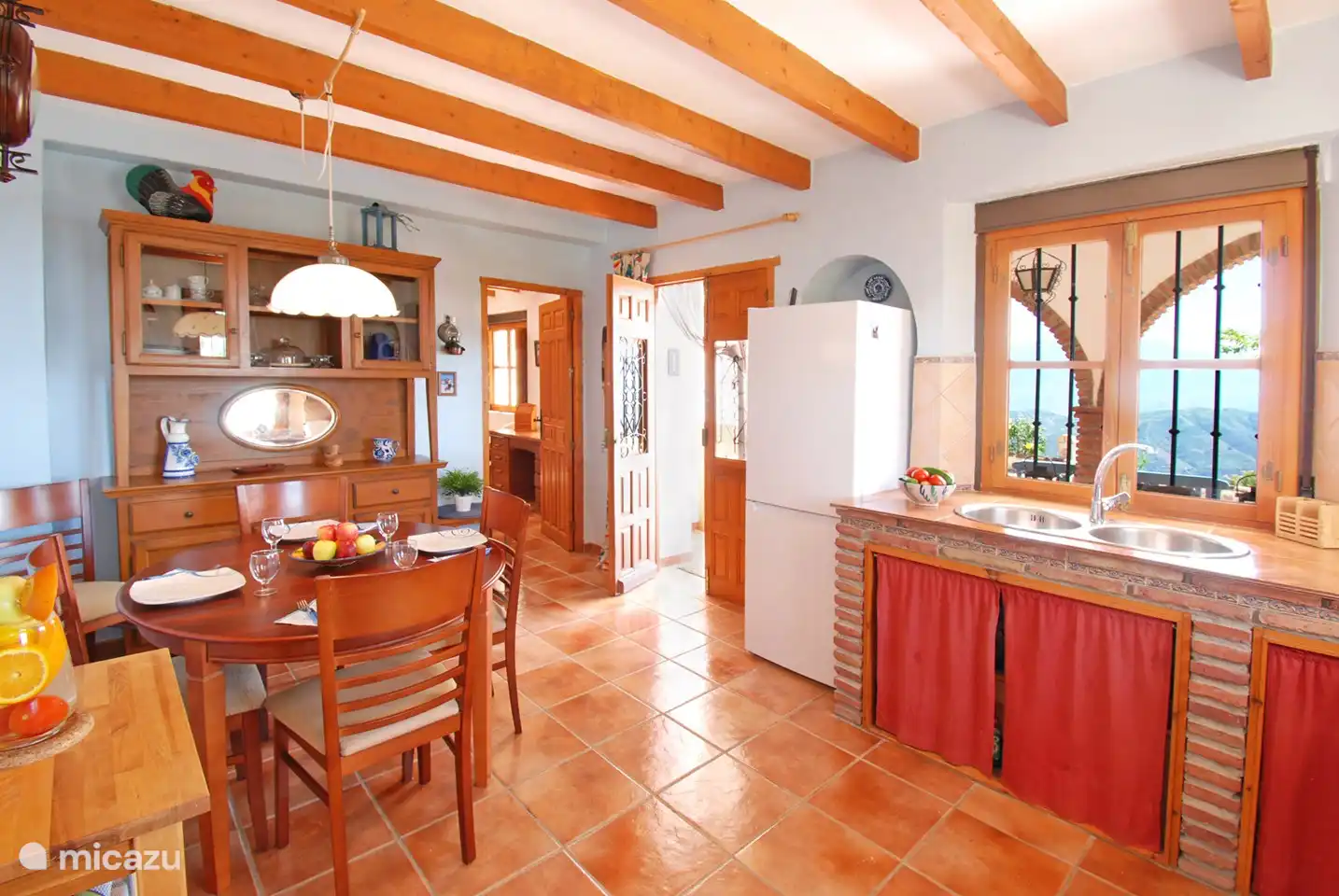 Von der Küche aus treten Sie direkt auf die überdachte Terrasse.