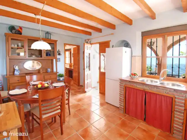 Villa Los Cuatro Vientos huren in Spanje, Costa del Sol, Comares - villa Vanuit de keuken stap je recht op het overdekte terras.