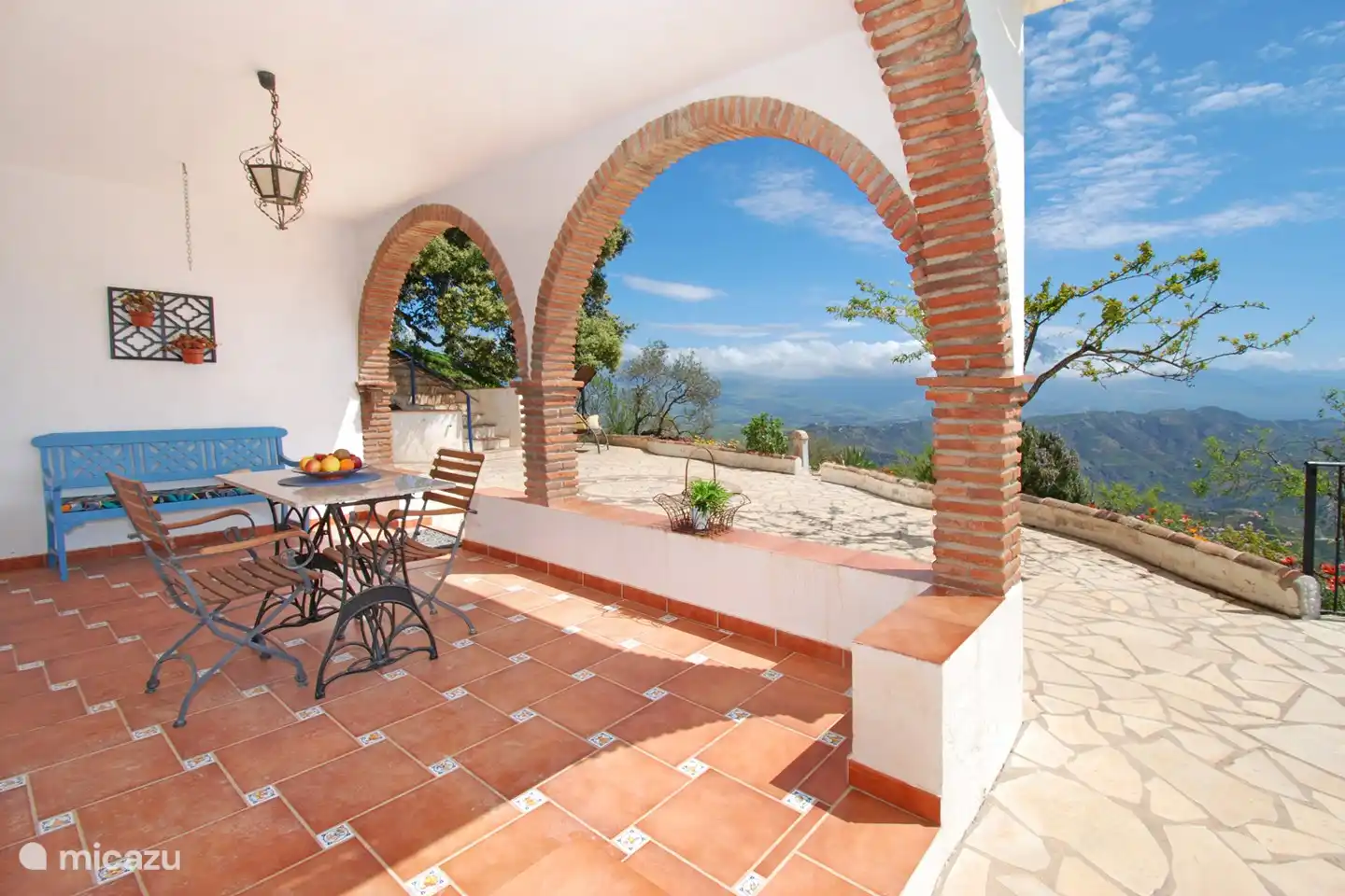 Die Terrasse ist ein idealer Schattenplatz mit einer unglaublichen Aussicht.