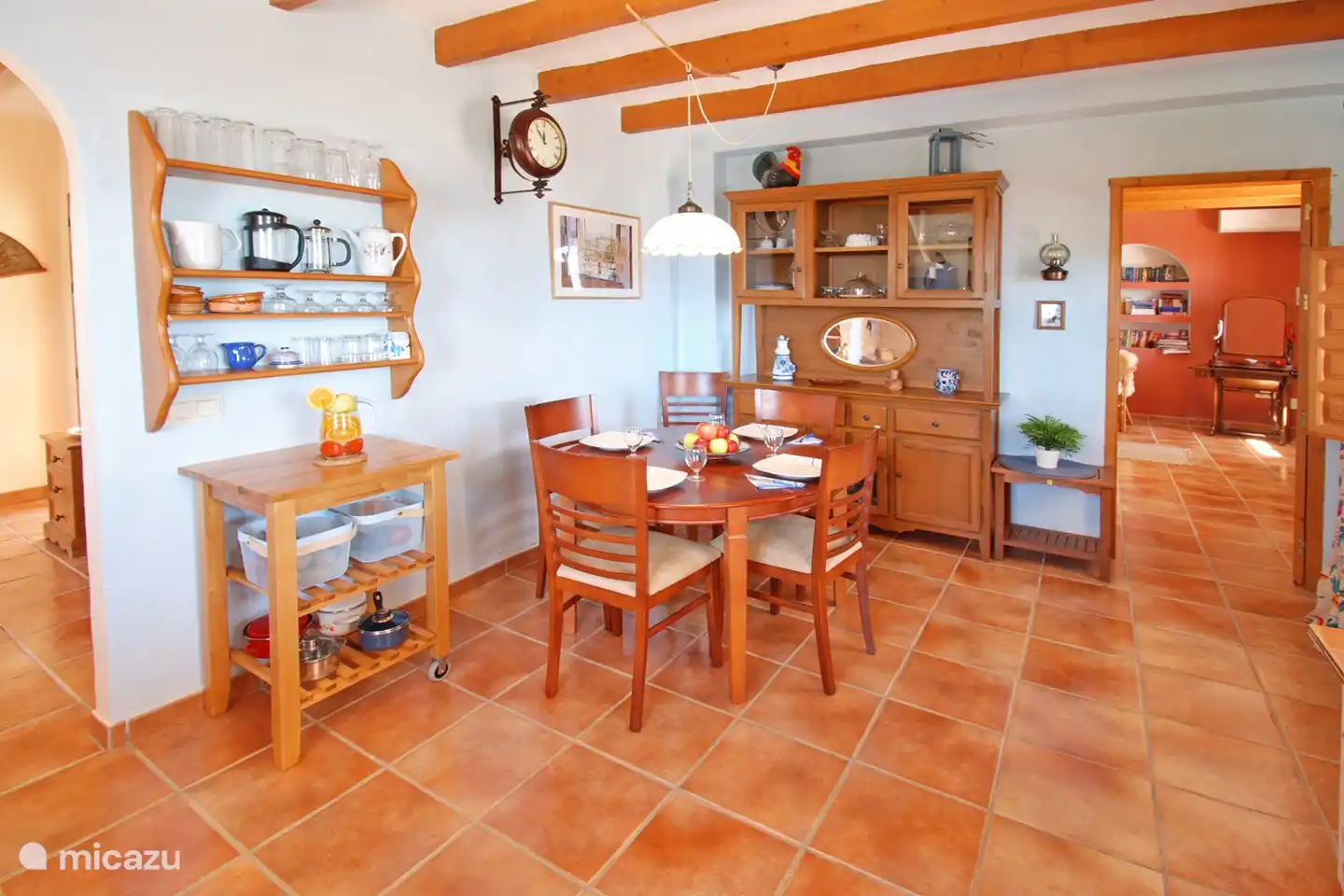 Durch die Küche gelangen Sie zu den Schlafzimmern, der Büroecke, dem zweiten Badezimmer und der Waschküche. Dies ist auch über die Terrasse möglich.