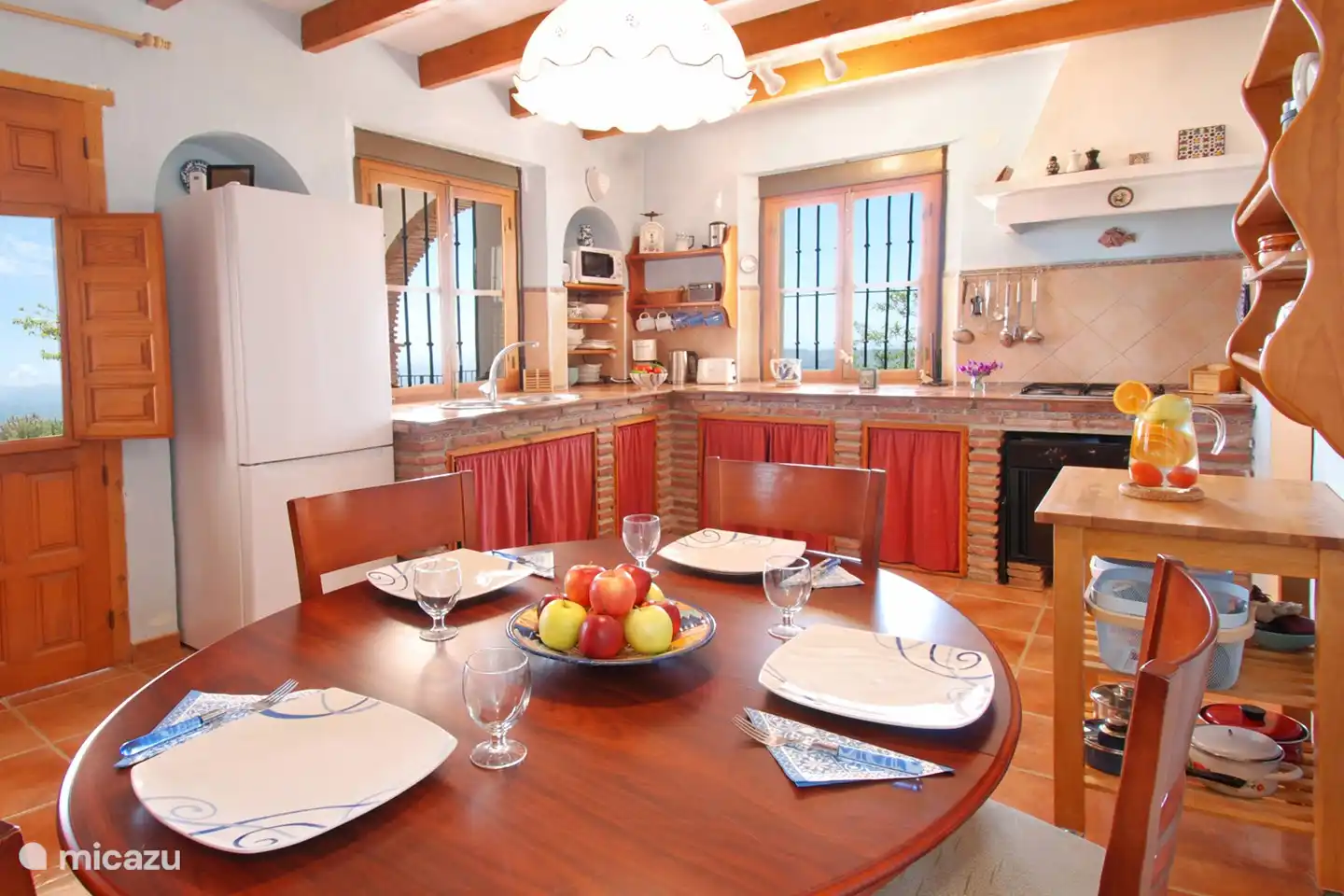 Ein schönes gemeinsames Essen ist ein wichtiger Bestandteil Ihres Urlaubs. Es gibt einen ausziehbaren Tisch, falls Sie drinnen essen möchten.