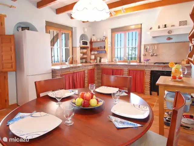 Villa Los Cuatro Vientos huren in Spanje, Costa del Sol, Comares - villa Gezellig samen eten is een belangrijk deel van je vakantie. Er is een uitschuifbare tafel in geval je zou willen binnen eten.