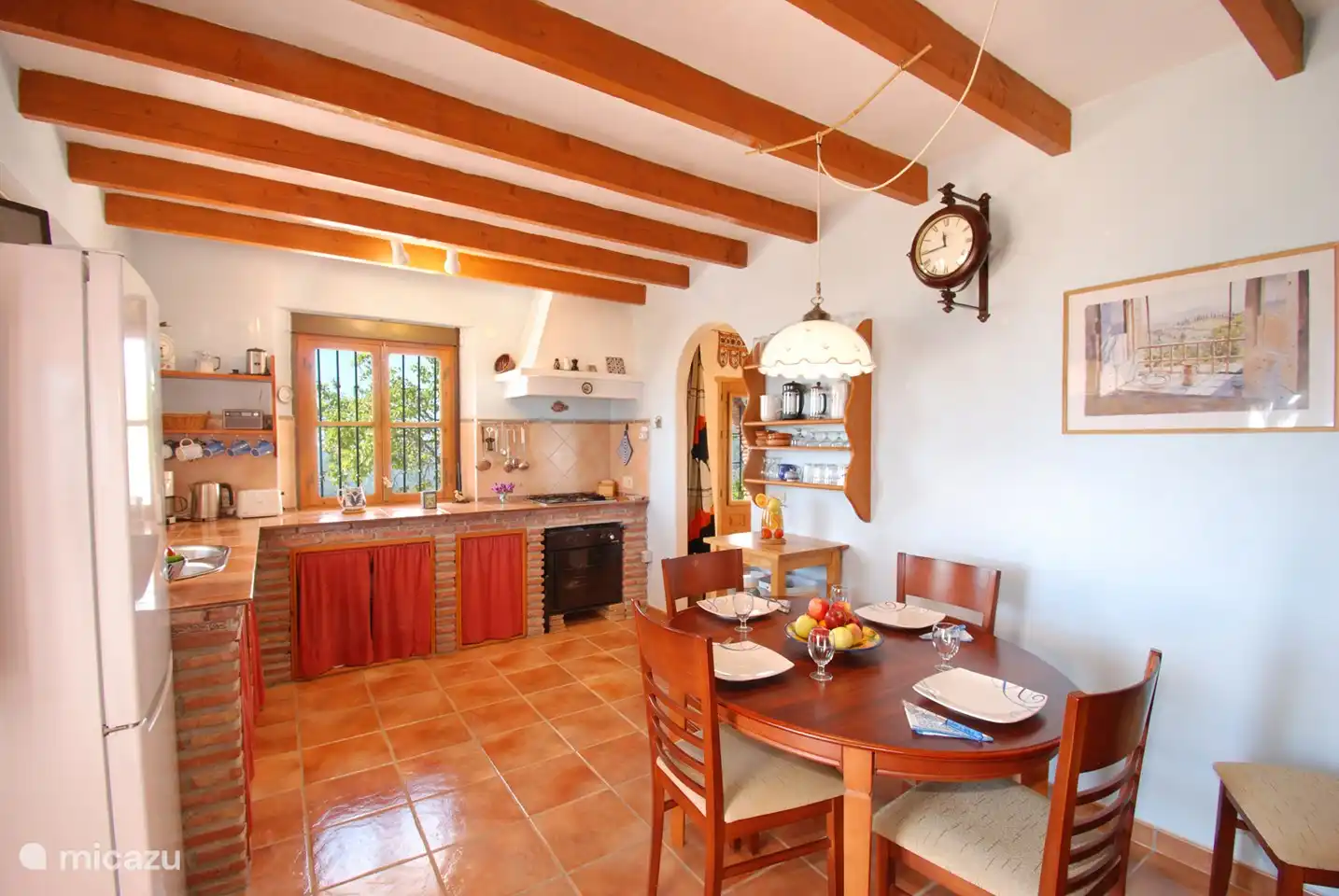 Ist es schon Zeit zu essen? Und wo machen wir das? Auf einer der Terrassen, im Wohnzimmer oder in der Küche? BBQ, ein frischer Salat oder schneller Auflauf oder leckere Tapas am Pool? Wählen.