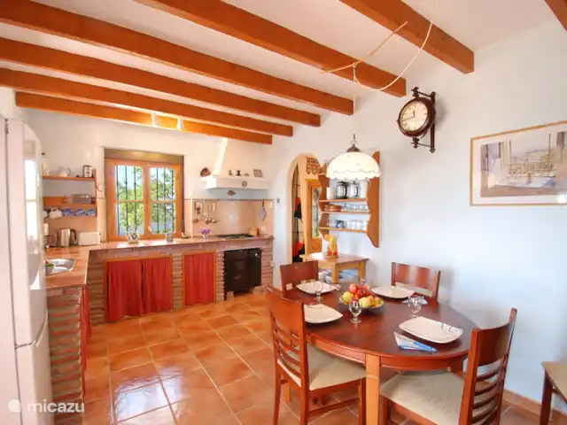 Villa Los Cuatro Vientos huren in Spanje, Costa del Sol, Comares - villa Is het al tijd om te eten ? En waar gaan we dat doen? Op één van de terassen, in de woonkamer, of in de keuken ? BBQ,  een fris slaatje of vlufgge ovenschotel of lekkere tapas aan het zwembad ?
Kies maar.