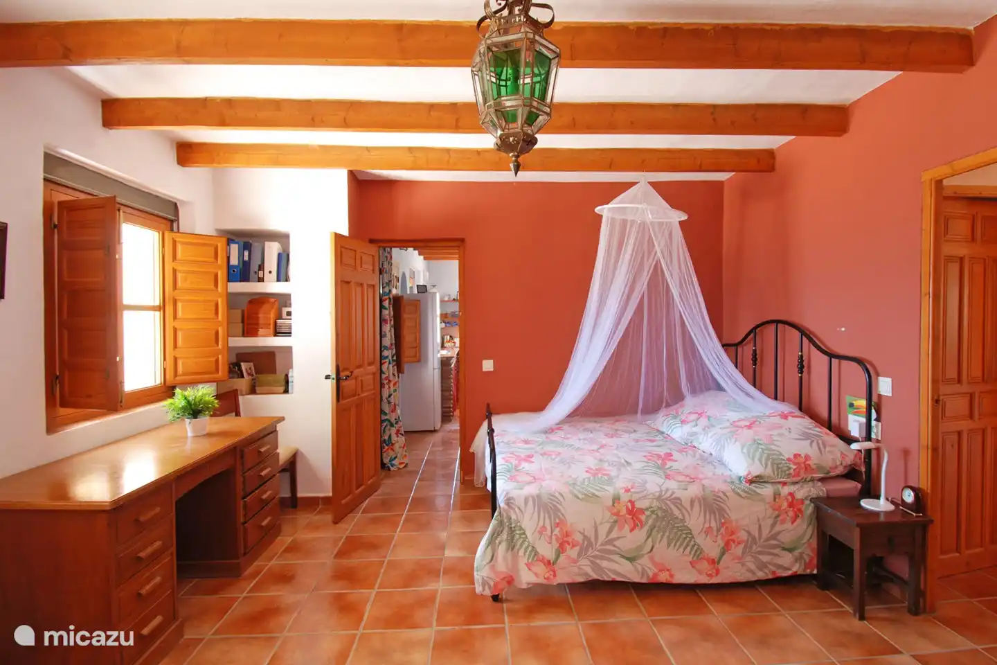 Das Schlafzimmer verfügt über ein Doppelbett, zwei Einzelbetten, einen Schminktisch und eine Schreibtischecke.