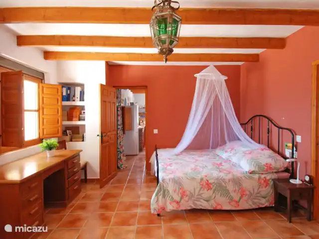 Villa Los Cuatro Vientos huren in Spanje, Costa del Sol, Comares - villa De grote slaapkamer heeft een dubbel bed, twee single bedden, een kaptafel en een bureauhoek.