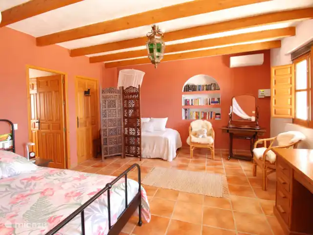 Villa Los Cuatro Vientos huren in Spanje, Costa del Sol, Comares - villa Een deur leidt naar de tweede hall en naar de tweede slaapkamer en de tweede badkamer. Je kunt die ook bereiken via de patio.