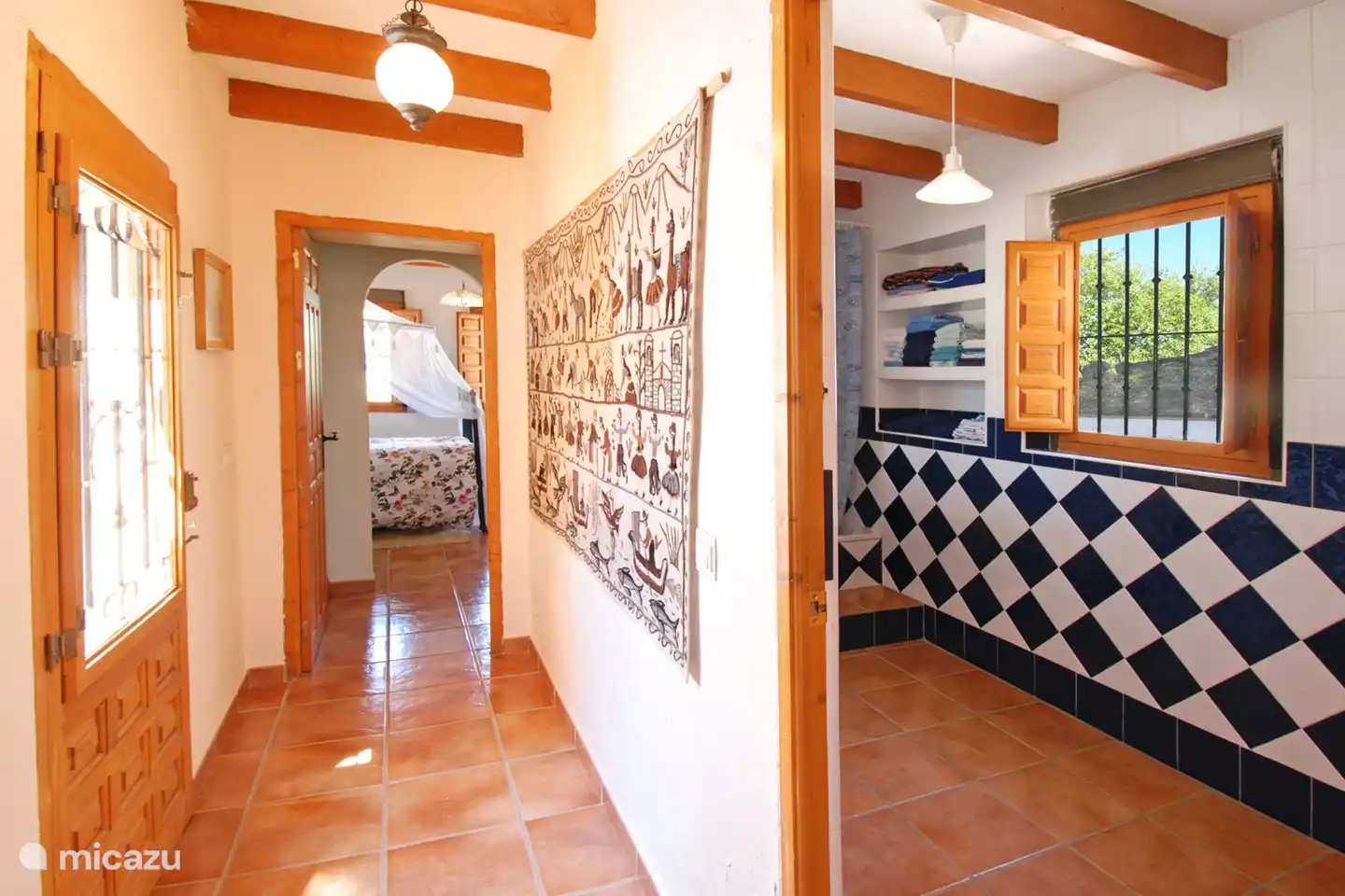 Der zweite Flur führt zum 2. Schlafzimmer und zum 2. Badezimmer. Auf der linken Seite finden Sie die Waschküche und die Terrassentür. Sie können auch durch die Terrasse gehen.