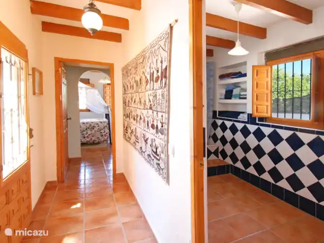 Villa Los Cuatro Vientos huren in Spanje, Costa del Sol, Comares - villa De tweede hall leidt naar de 2de slaapkamer en de 2de badkamer. Aan de linkerzijde vindt u het washok en de deur van de patio. U kunt ook via de patio gaan.
