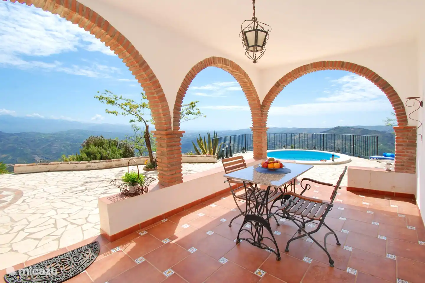 Speisen Sie im Freien in guter Gesellschaft, mit gutem Essen und einer großartigen Aussicht bis zum Mittelmeer.