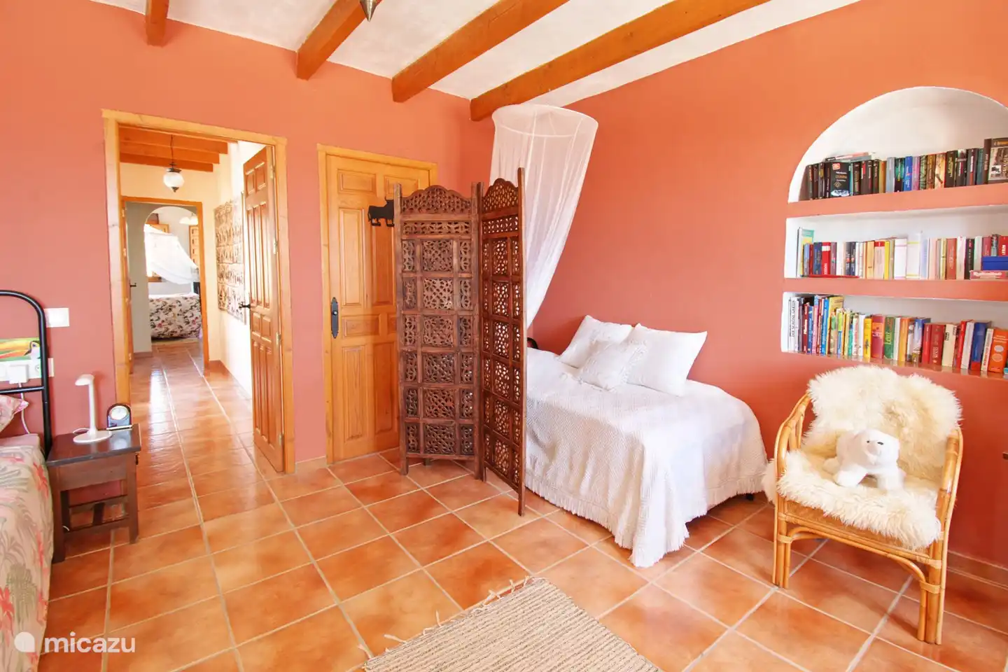 Hinter dem Paravan befinden sich 2 ausziehbare Einzelbetten.