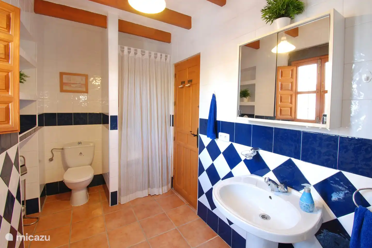 Das zweite Badezimmer befindet sich zwischen den 2 Schlafzimmern.