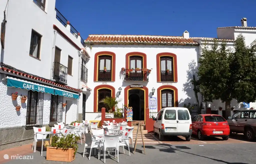 Comares hat Bars und Restaurants, in denen Sie typische Spezialitäten essen können, die mit viel Liebe serviert werden.