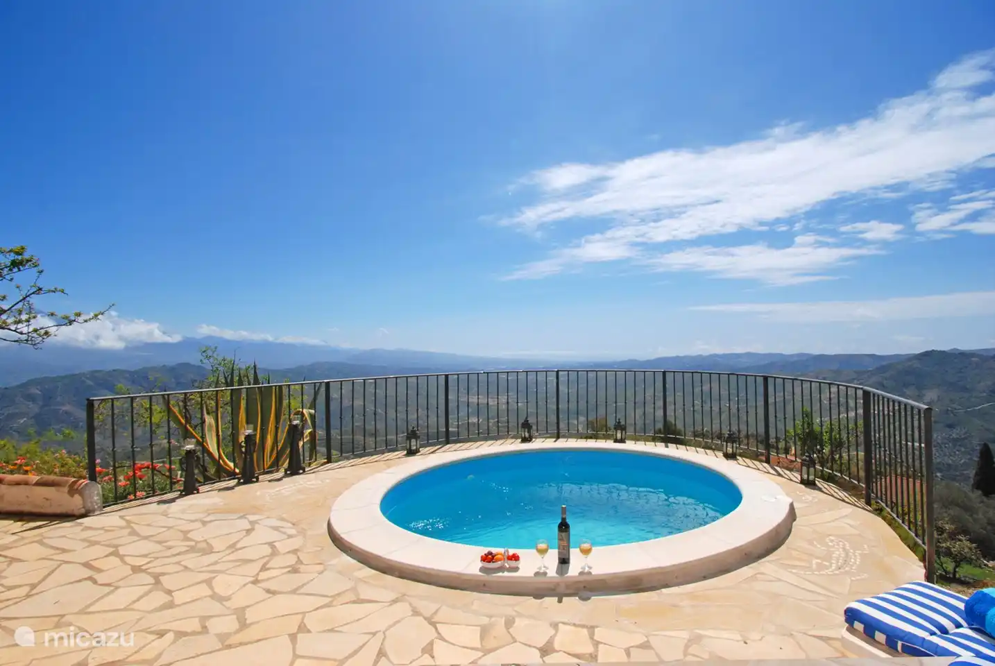 Träumen Sie vom Pool über die Berge.