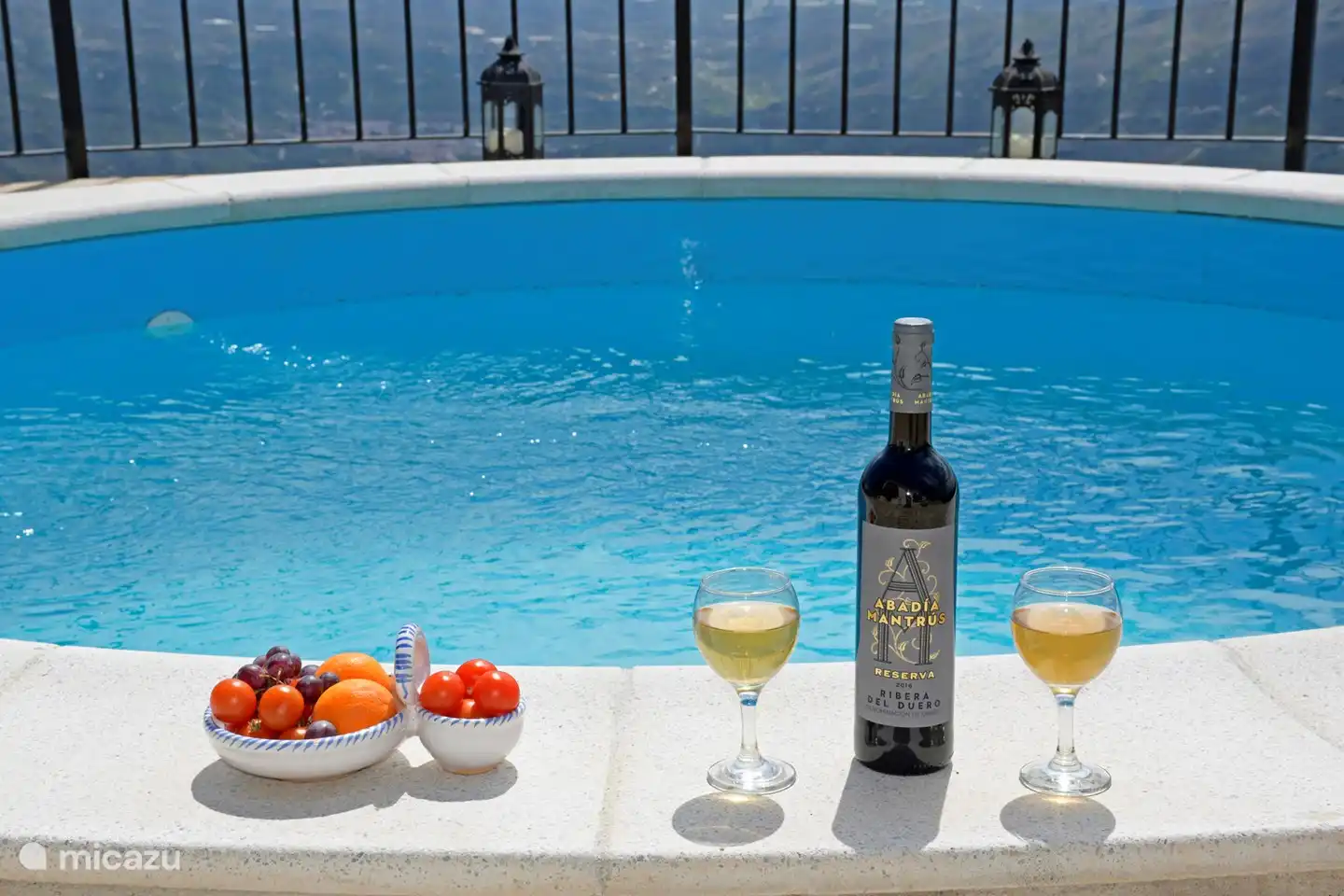 Geniessen Sie einen Aperitif vor dem Abendessen unter blauem Himmel.