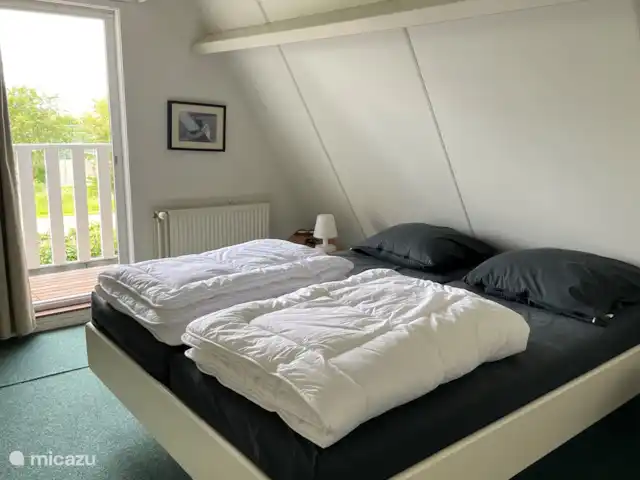 Maison de plain-pied 7-45 | Pays-Bas, Frise, Goingarijp - maison de vacances Chambre 1 (sur 3) : balcon donnant sur le Sneekermeer