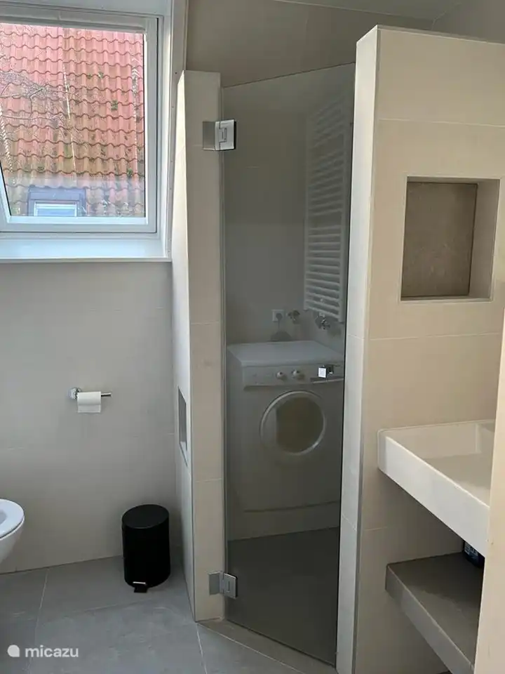 Salle de cuisson avec douche, WC, lavabo et machine à laver