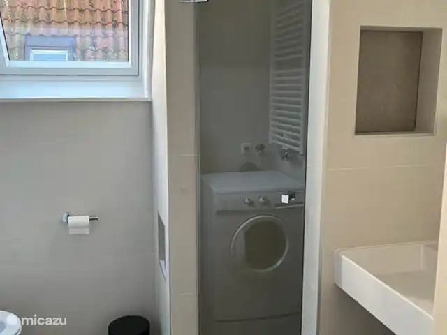 Maison de plain-pied 7-45 | Pays-Bas, Frise, Goingarijp - maison de vacances Salle de cuisson avec douche, WC, lavabo et machine à laver