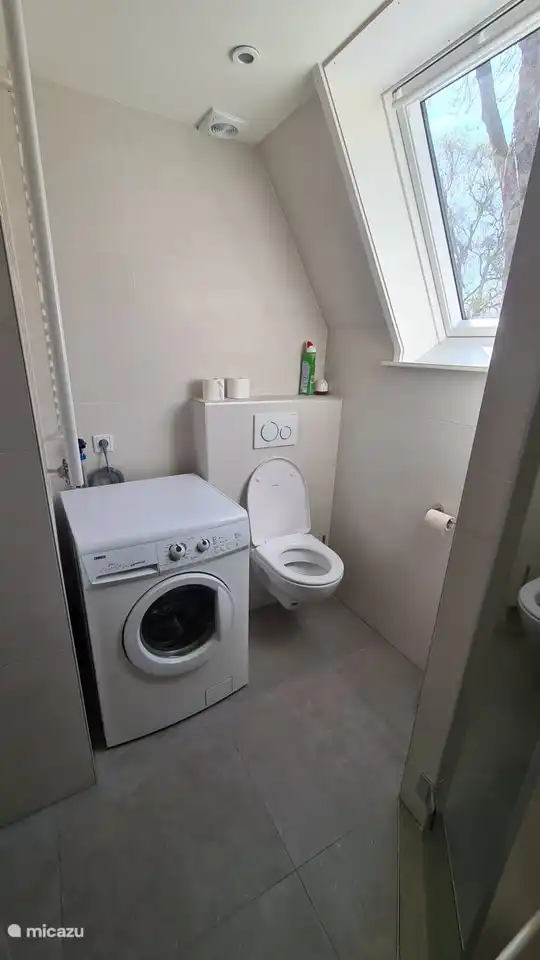 Salle de cuisson avec douche, WC, lavabo et machine à laver