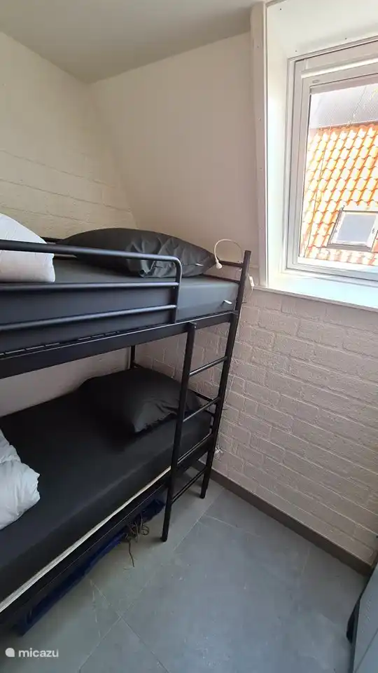 Chambre 3 (sur 3) : lit superposé et armoire