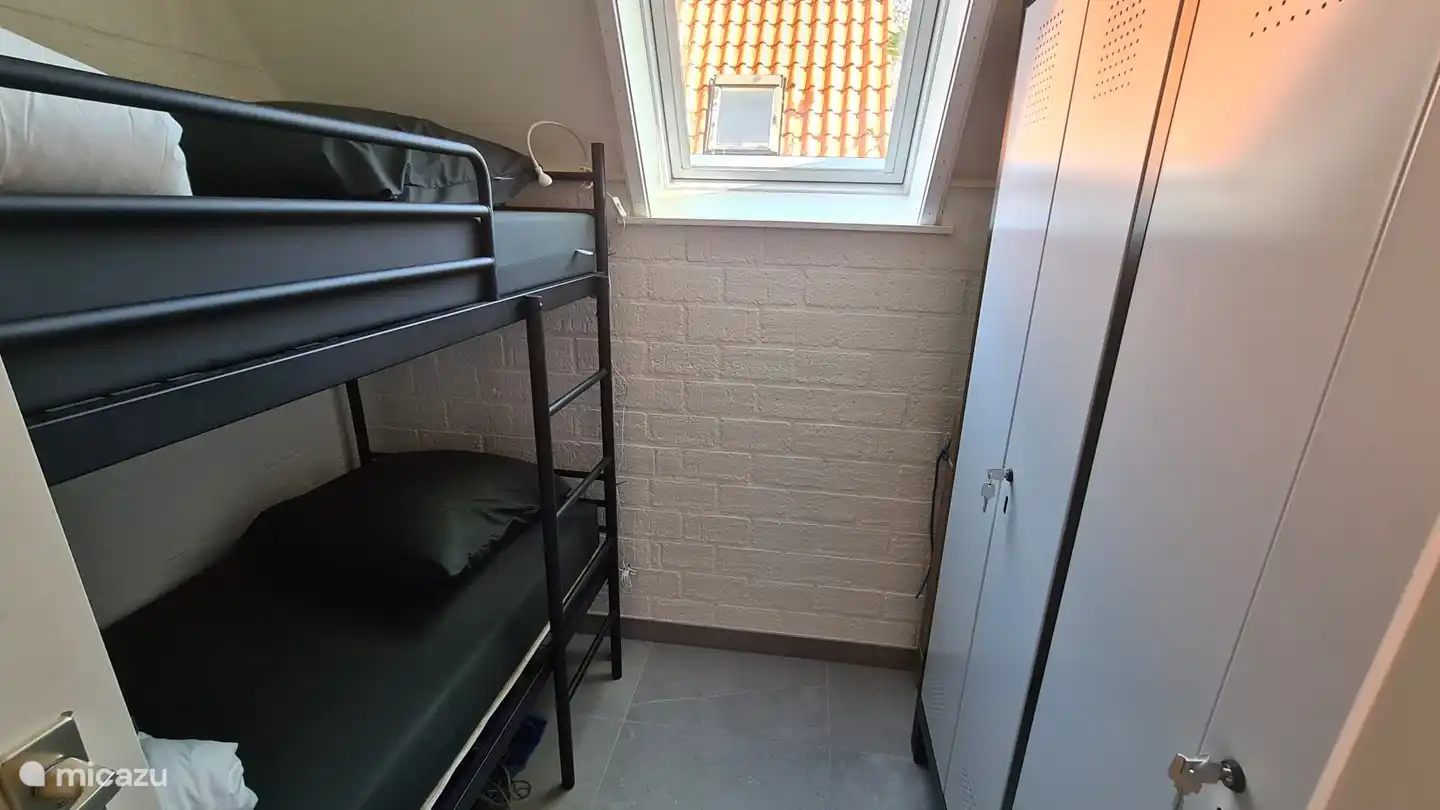 Chambre 3 (sur 3) : lit superposé et armoire