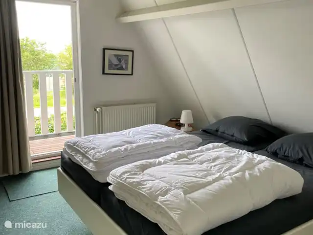 Maison de plain-pied 7-45 | Pays-Bas, Frise, Goingarijp - maison de vacances Chambre 1 (sur 3) : balcon donnant sur le Sneekermeer