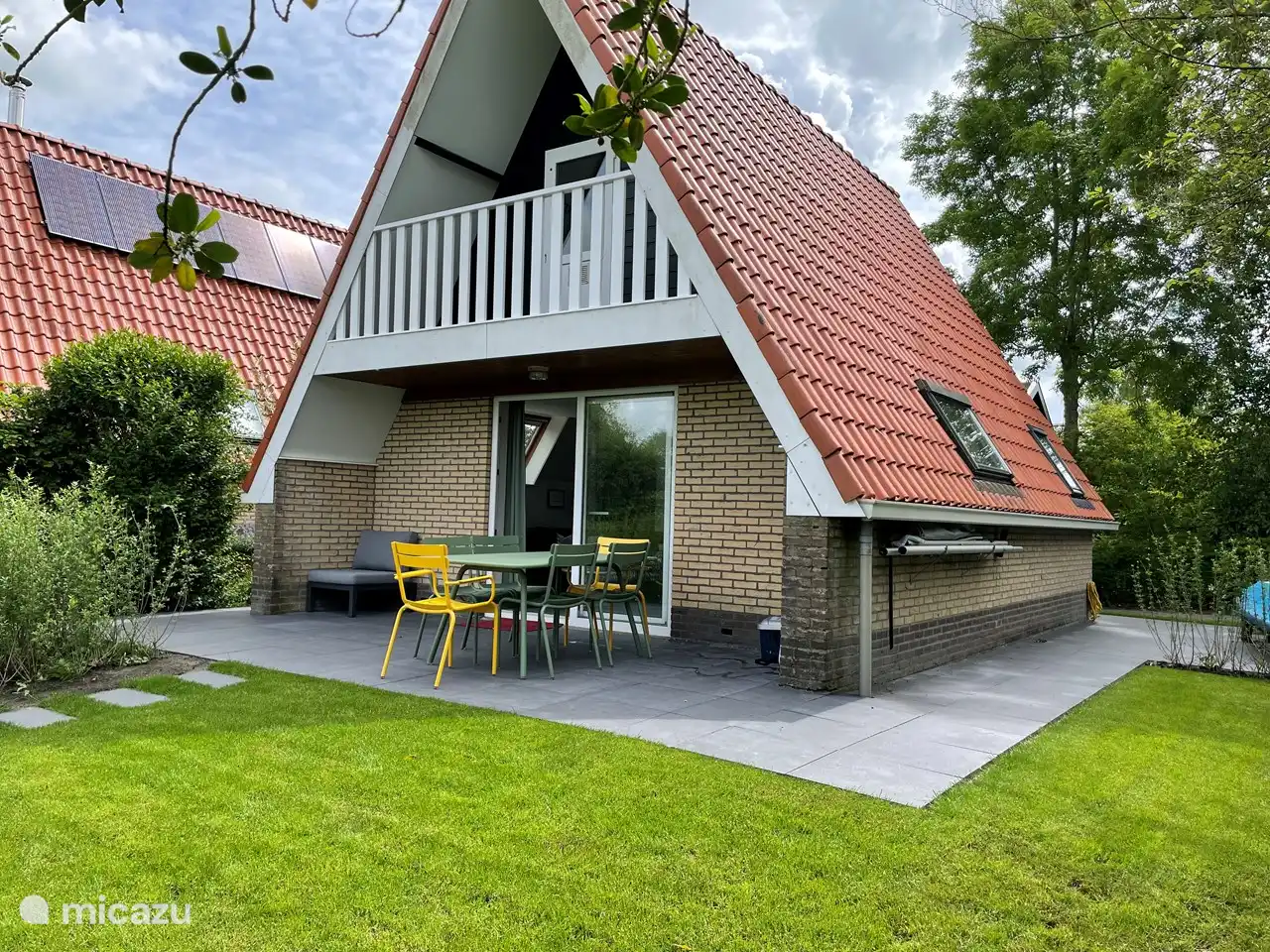 Jardin avec table à manger pour 6 personnes.