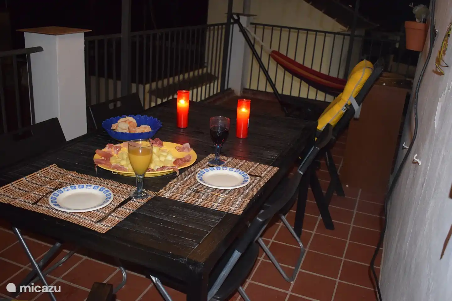 Eat outside until late at night!