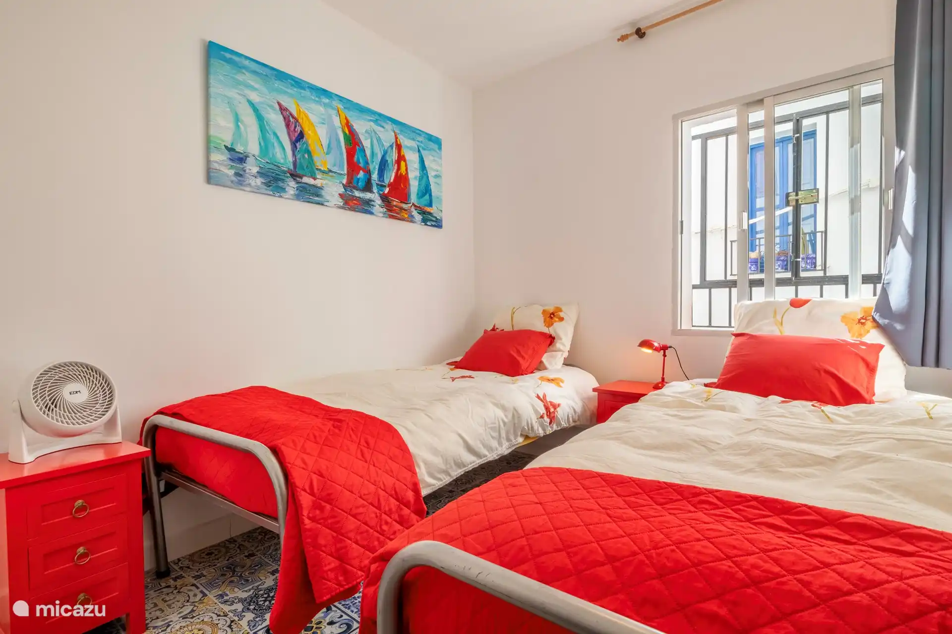 Downstairs bedroom with 2 twin beds.