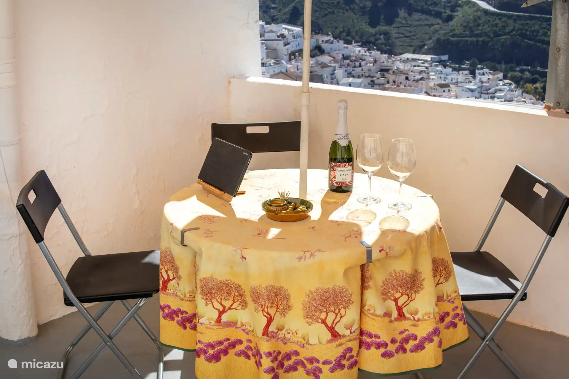 Separate spot on the upper terrace with a view of the town and the sea.