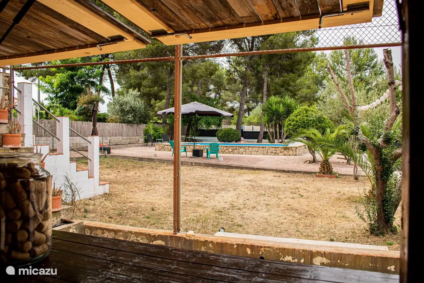 Blick von der Poolbar auf den Pool