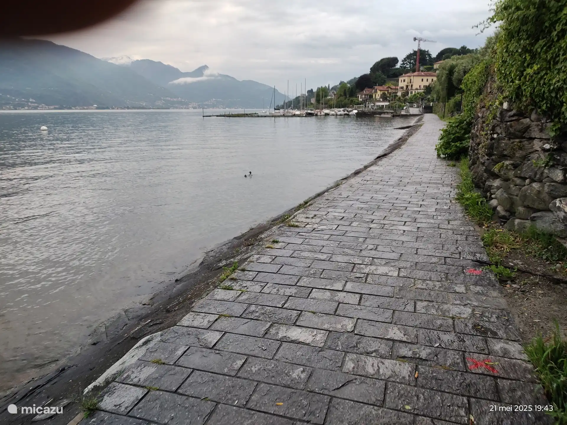 Encantador sendero a lo largo del lago hasta Cremia, con restaurantes