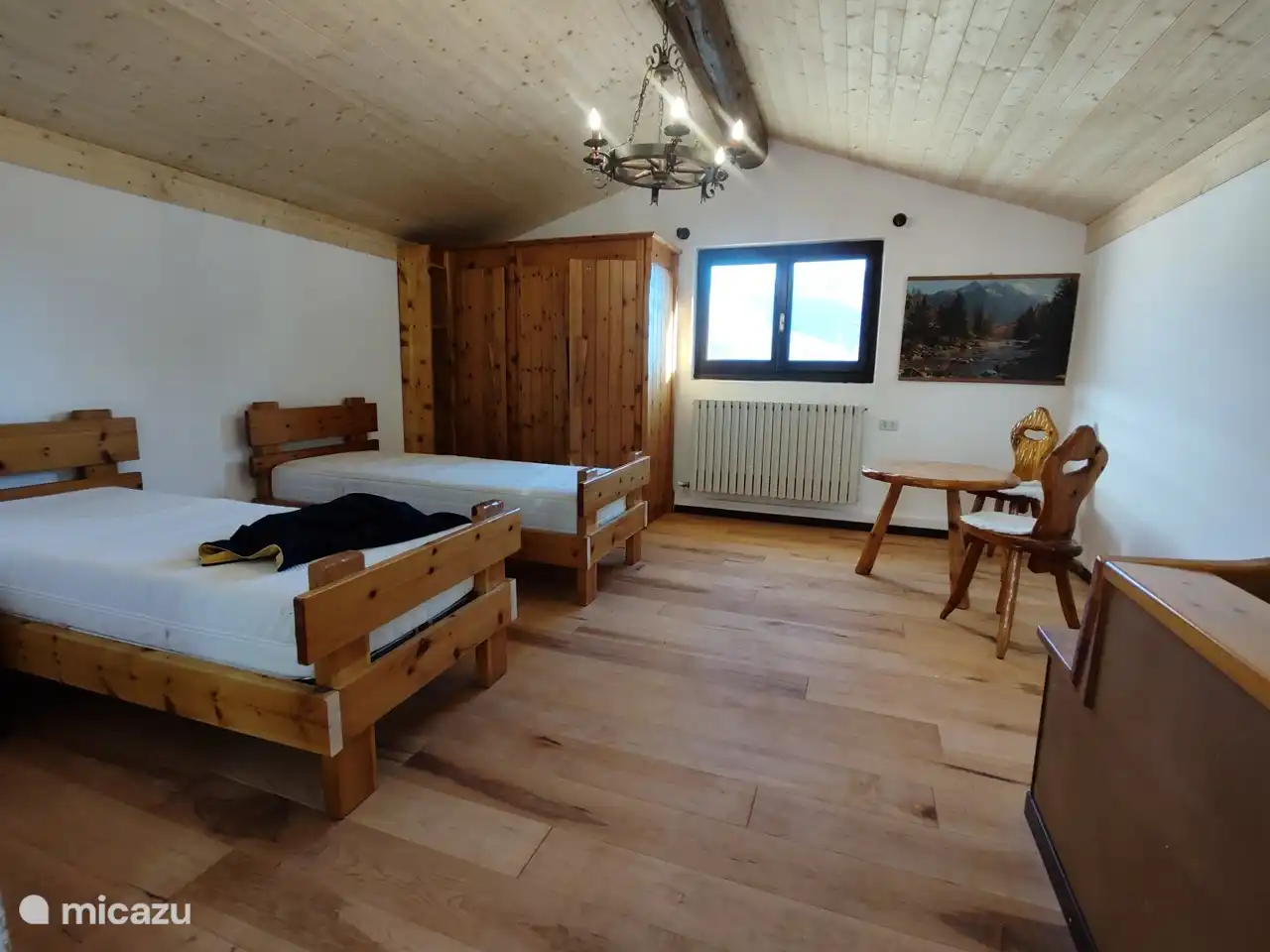 Con techo nuevo aislado y suelo de tarima.
También es posible una cama supletoria.