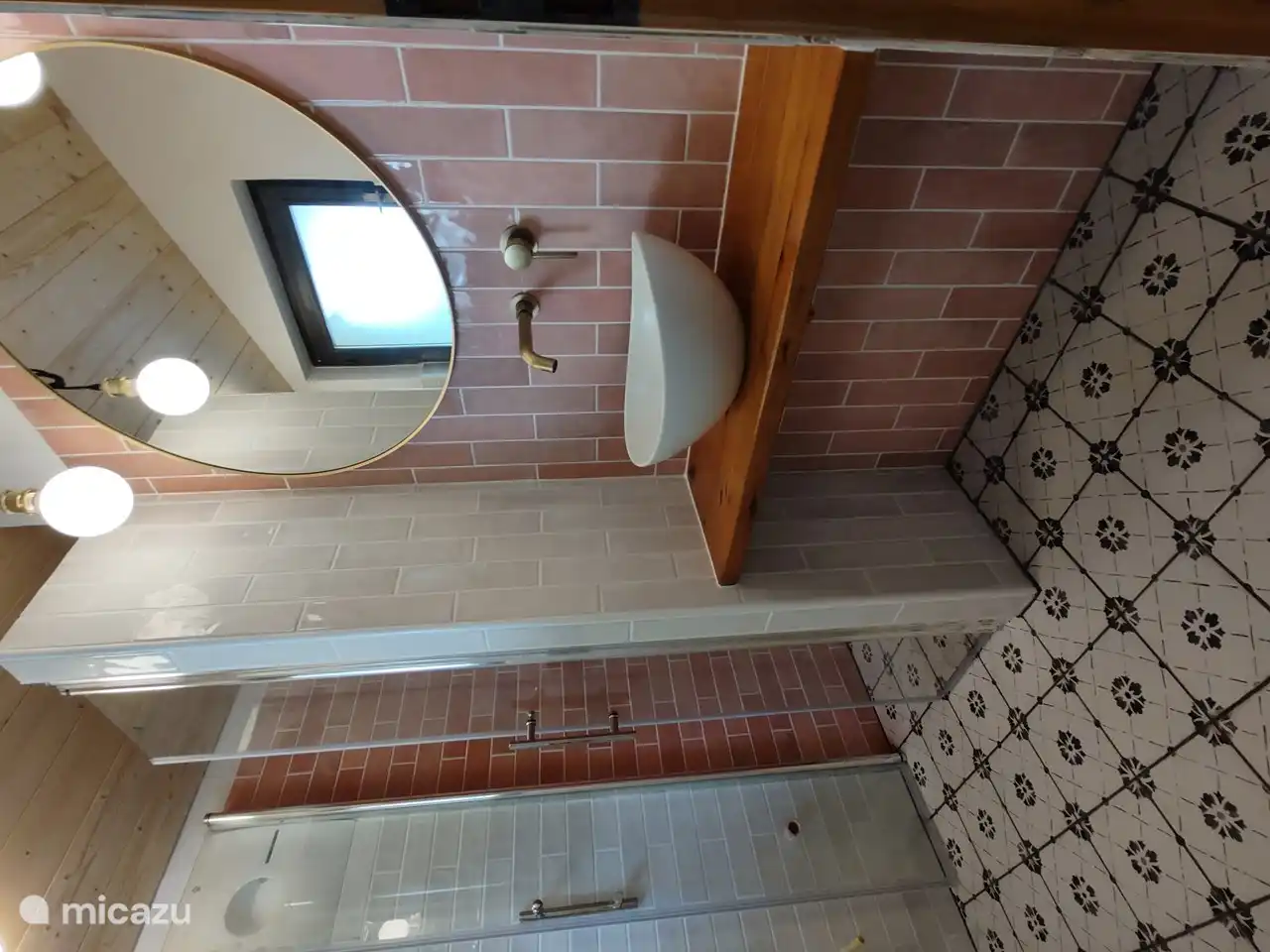 Pequeño baño en el primer piso