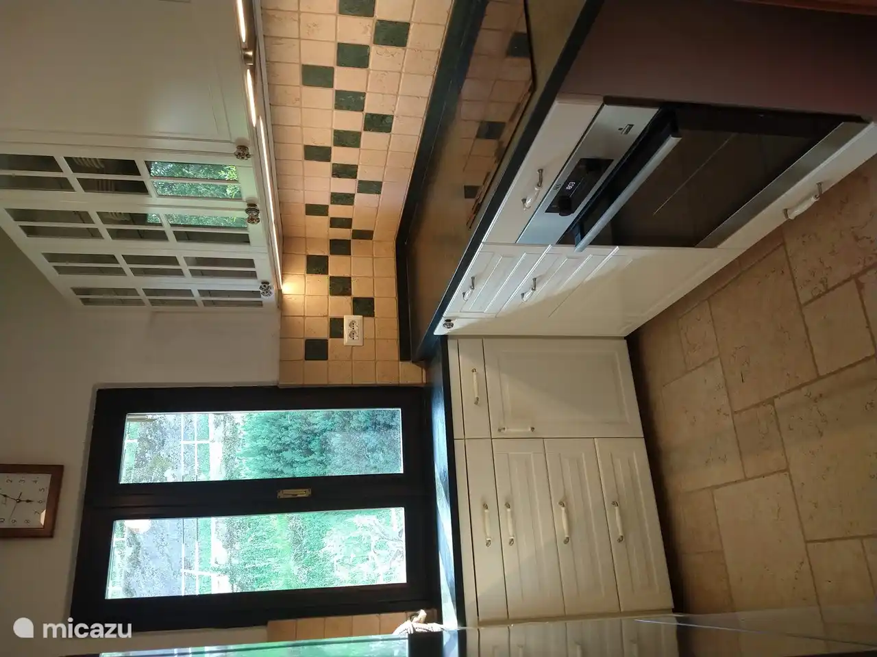 Cocina de inducción +
Ventana de paso a la terraza