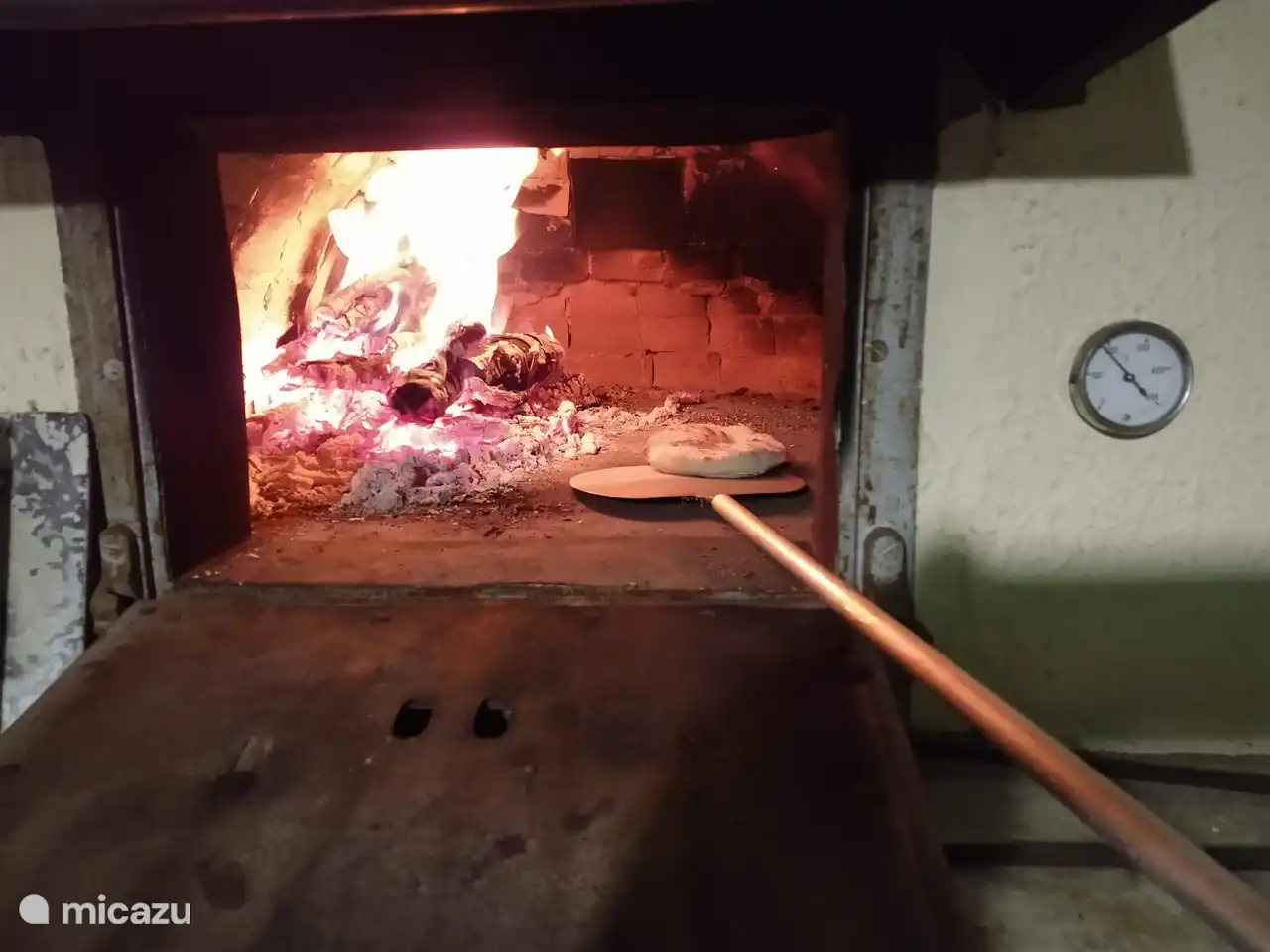 En el sótano, que aún no ha sido renovado, hay un horno de pizza real.