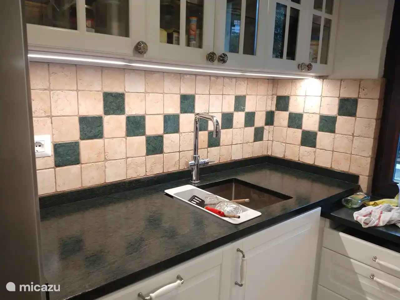 Grifo de agua hirviendo y lavavajillas