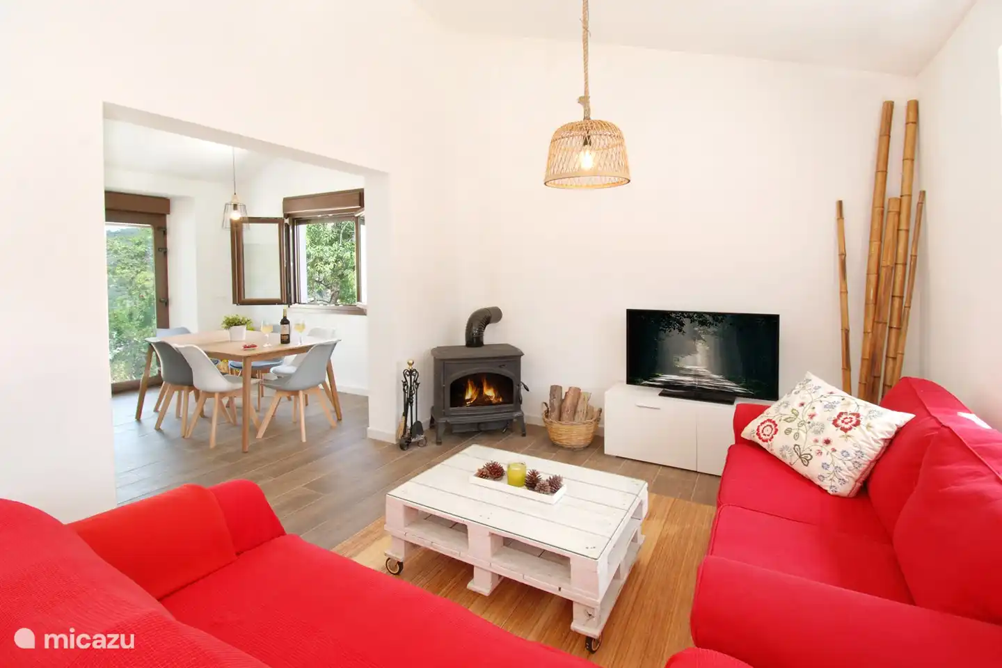 Voor de koudere winteravonden is er een gezellige houtkachel. Brandhout kan aan huis geleverd worden. 