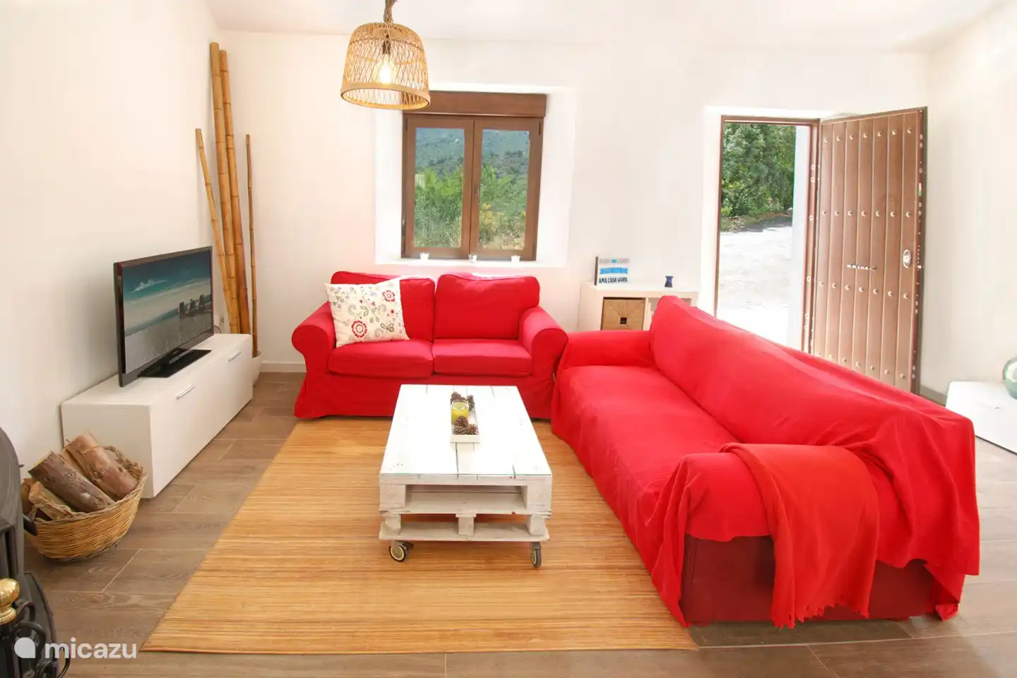 Al de ramen hebben rolluiken. 