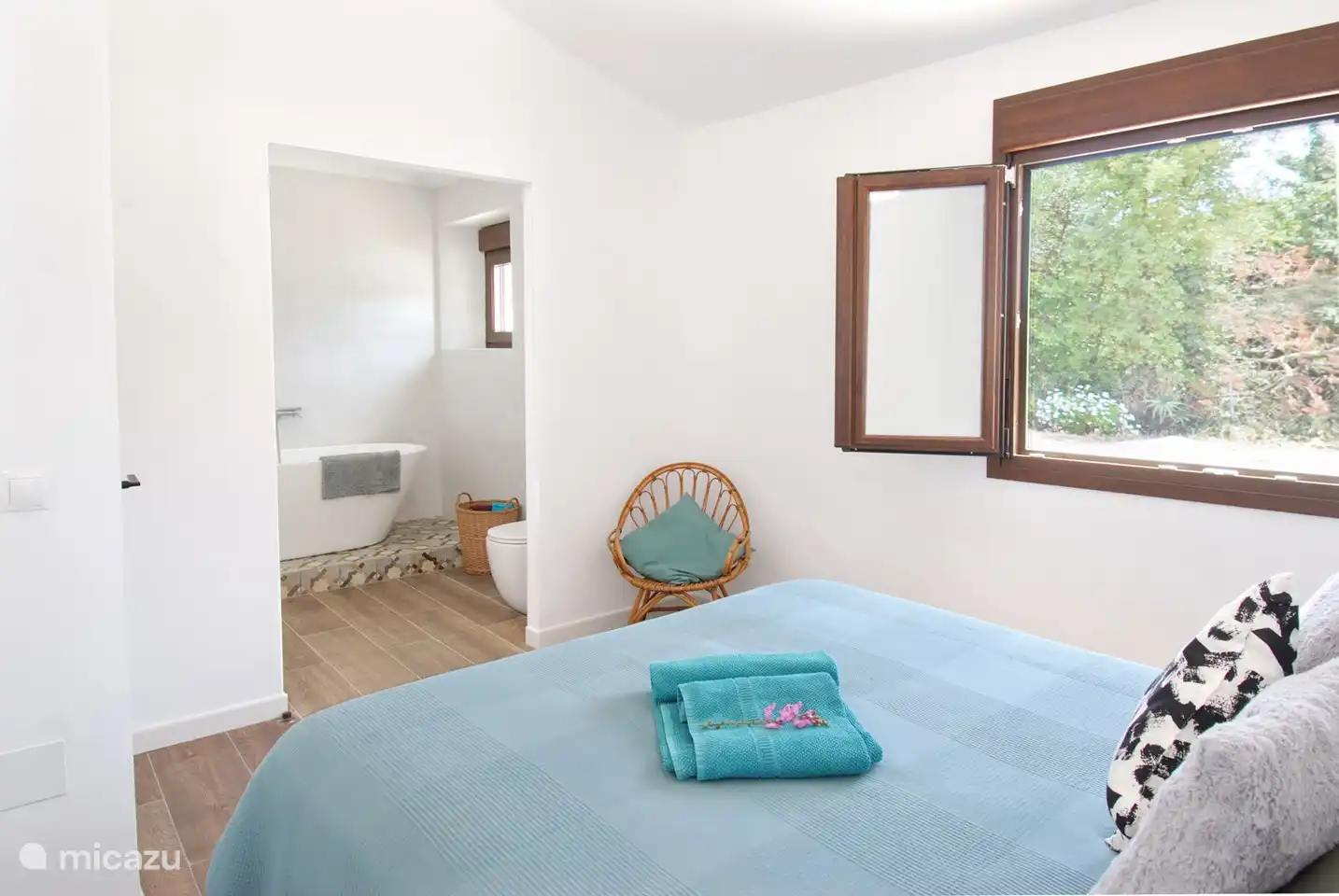 De master-slaapkamer met en-suite badkamer. Ik heb geprobeerd om een intieme en gezellige sfeer te creëren.