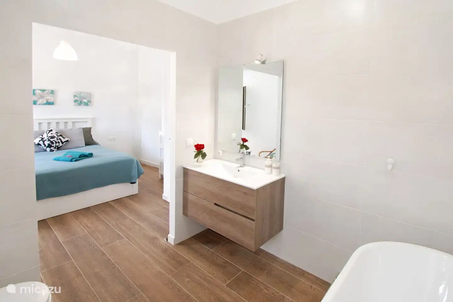 De master slaapkamer heeft een breed bed voor uw comfort. 