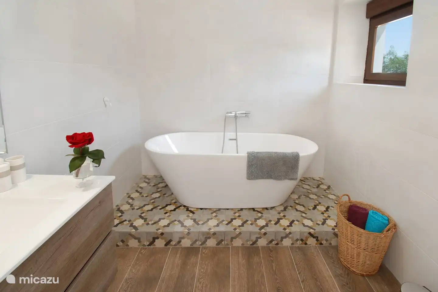 In de en-suite badkamer kan je een relaxerend bad nemen terwijl je naar de blauwe lucht kijkt. 