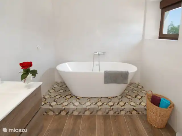 Casa Maria huren in Spanje, Costa del Sol, Comares - vakantiehuis In de en-suite badkamer kan je een relaxerend bad nemen terwijl je naar de blauwe lucht kijkt.