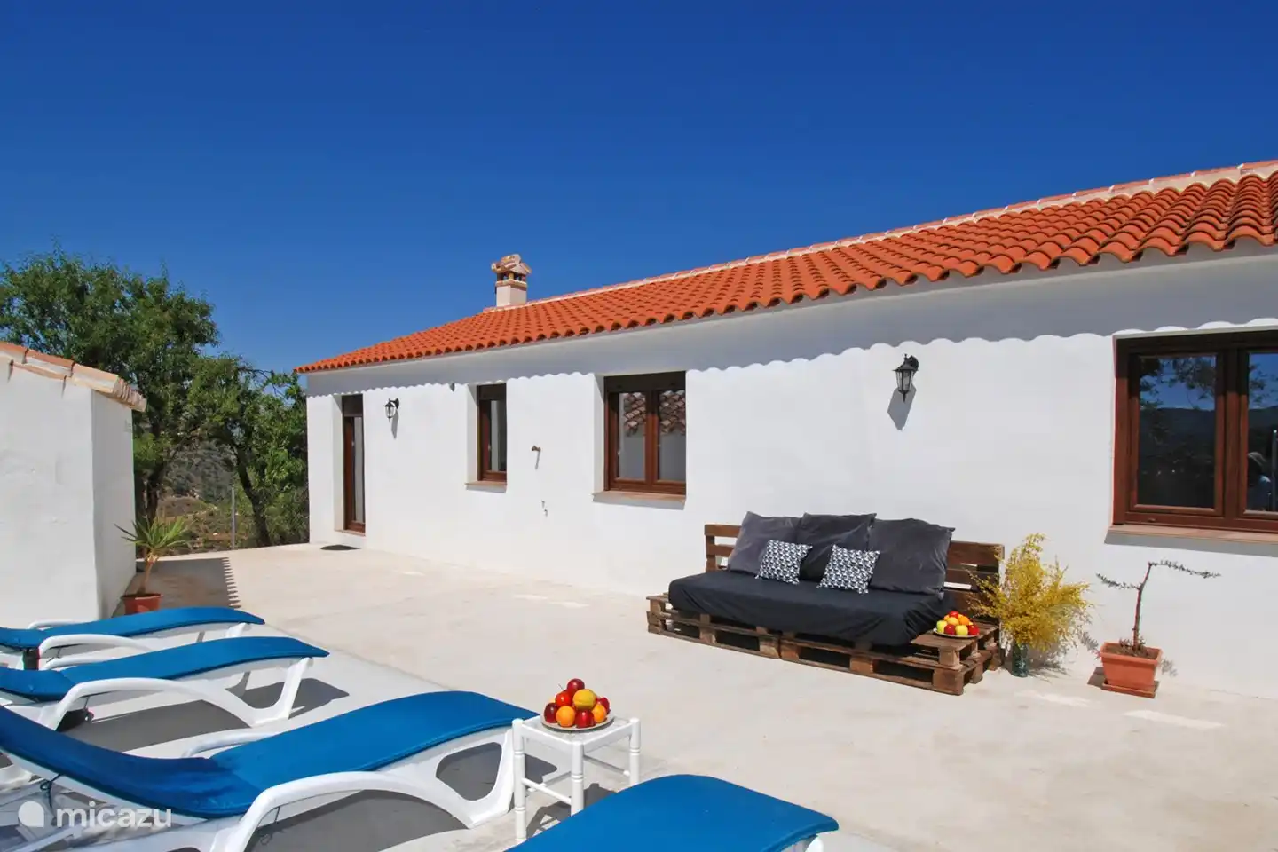 Rondom het hele huis is buitenverlichting.