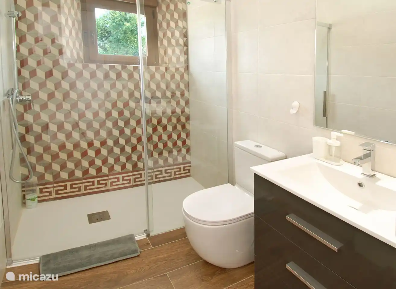 Ook in de tweede badkamer, met inloopdouche en toilet, heb ik de antieke vloertegels van mijn oma hergebruikt. Wat vinden jullie van het resultaat ? (Esher heeft het niet van mij...)