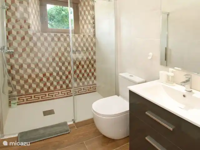 Casa Maria huren in Spanje, Costa del Sol, Comares - vakantiehuis Ook in de tweede badkamer, met inloopdouche en toilet, heb ik de antieke vloertegels van mijn oma hergebruikt. Wat vinden jullie van het resultaat ? (Esher heeft het niet van mij...)