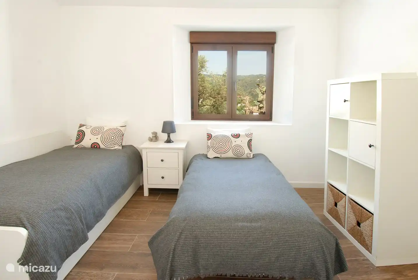 In de derde slaapkamer kan nog een derde enkel bed worden bijgeplaatst. (Uitschuif systeem).