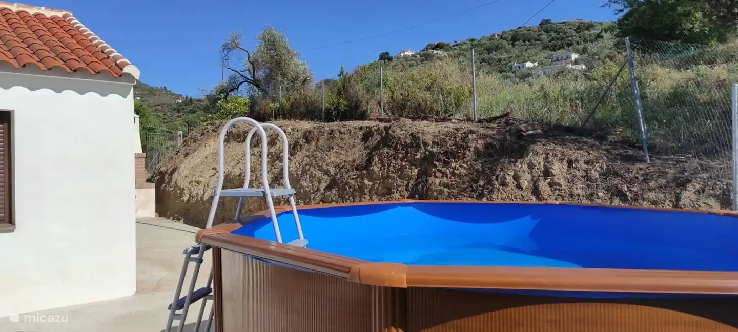 Lekker verfrissen in het zwembad. Het zwembad is 3.5m diameter. 