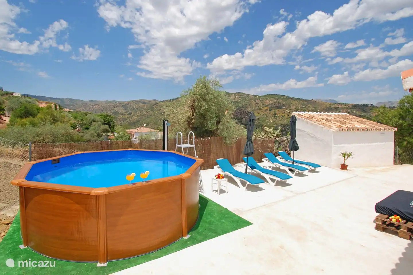 Aan de rechterzijde is een pizza-, broodoven. 