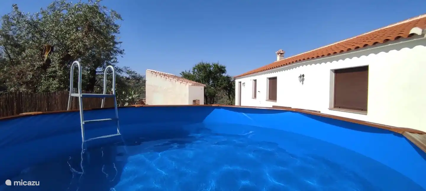 Er is een deur die van het zwembadgedeelte naar het huis leidt. Lekker handig om drankjes en snacks te halen. 